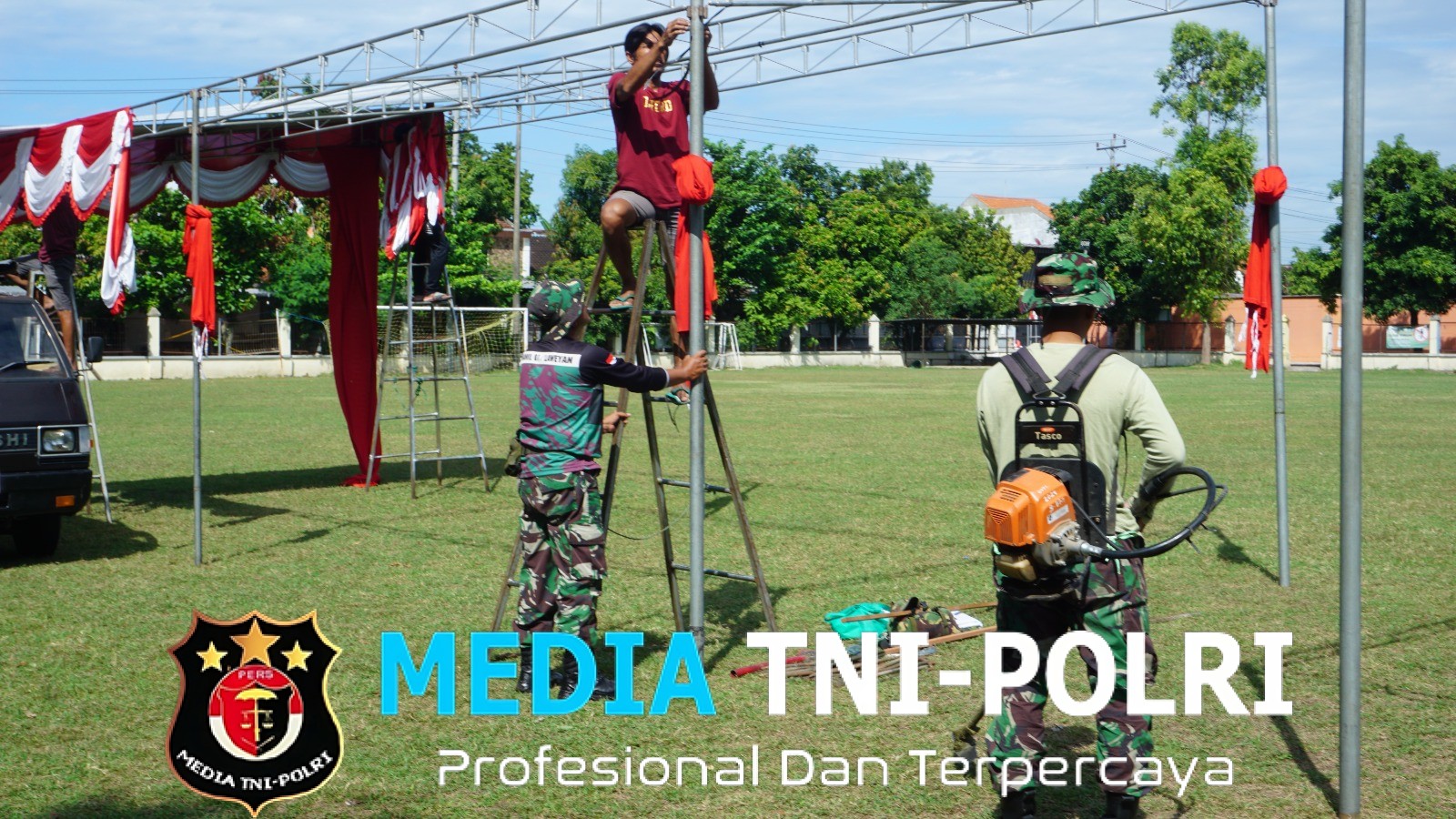 Jelang Penutupan TMMD Reguler Ke-125 Kodim 0735/Surakarta, Anggota Satgas Bersama Warga Bersihkan Lapangan