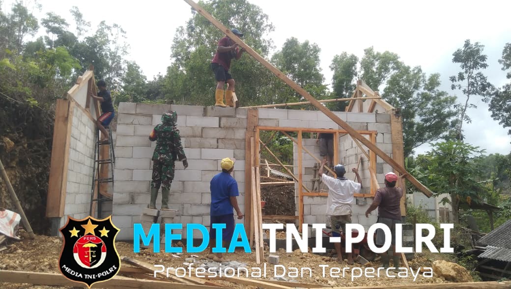 Koramil 0818/11 Donomulyo Renovasi Rumah Tidak Layak Huni Milik Ibu Inem di Desa Mentaraman