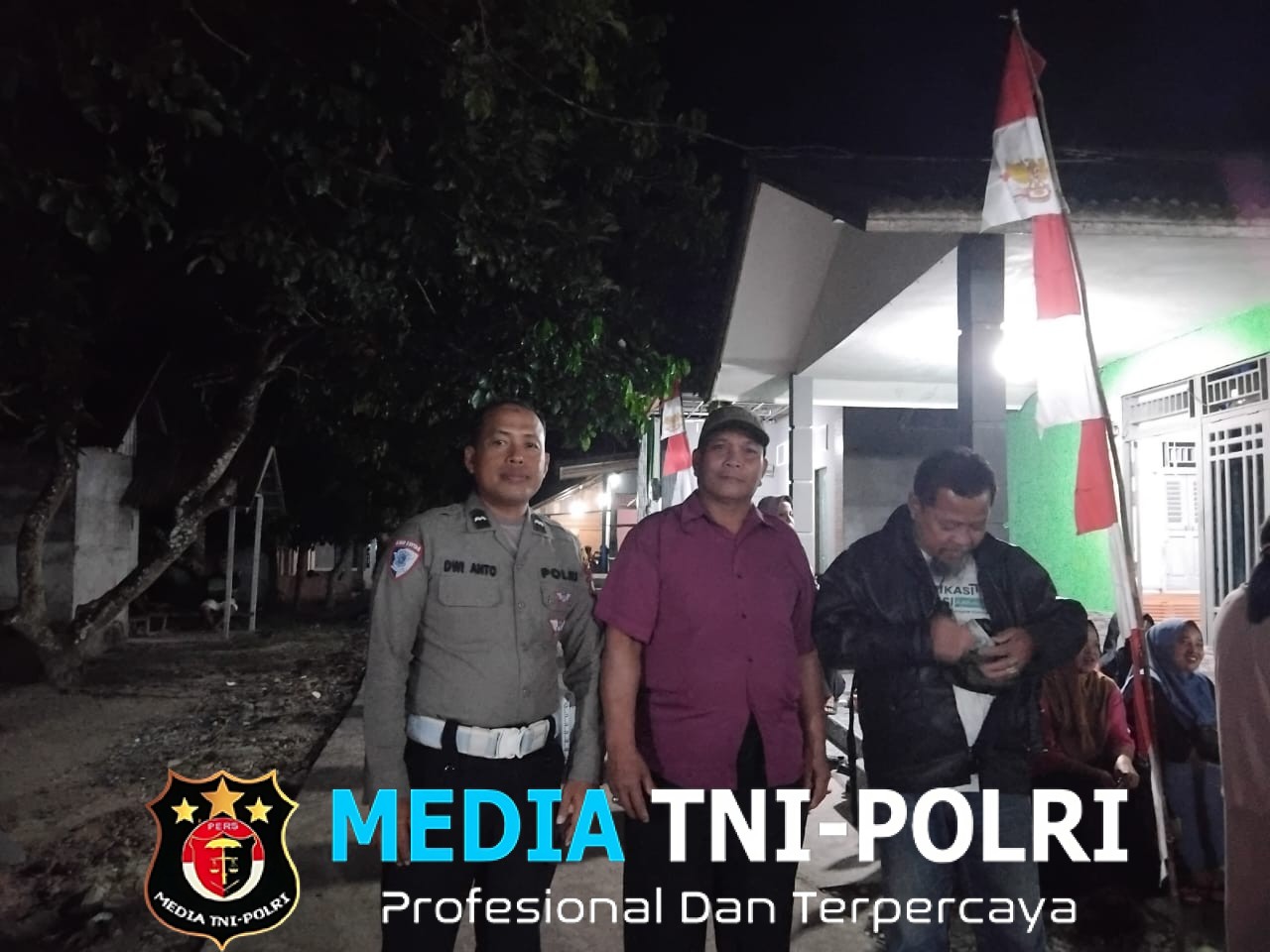 Polisi Temui Warganya Di Saat Patroli Malam Sampaikan Imbauan Keamanan