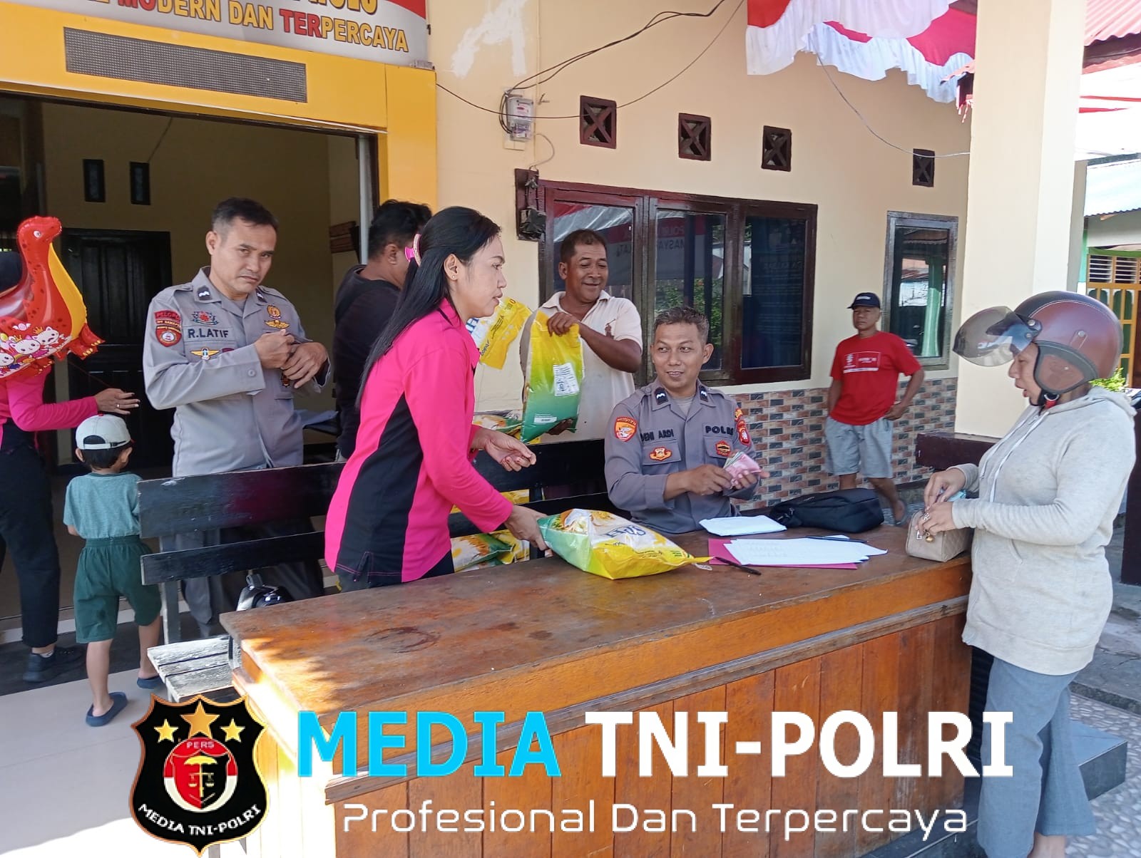 Berkerjasama dengan Bulog , Polsek Mempawah Hulu dan Bhayangkari Jual Beras Murah