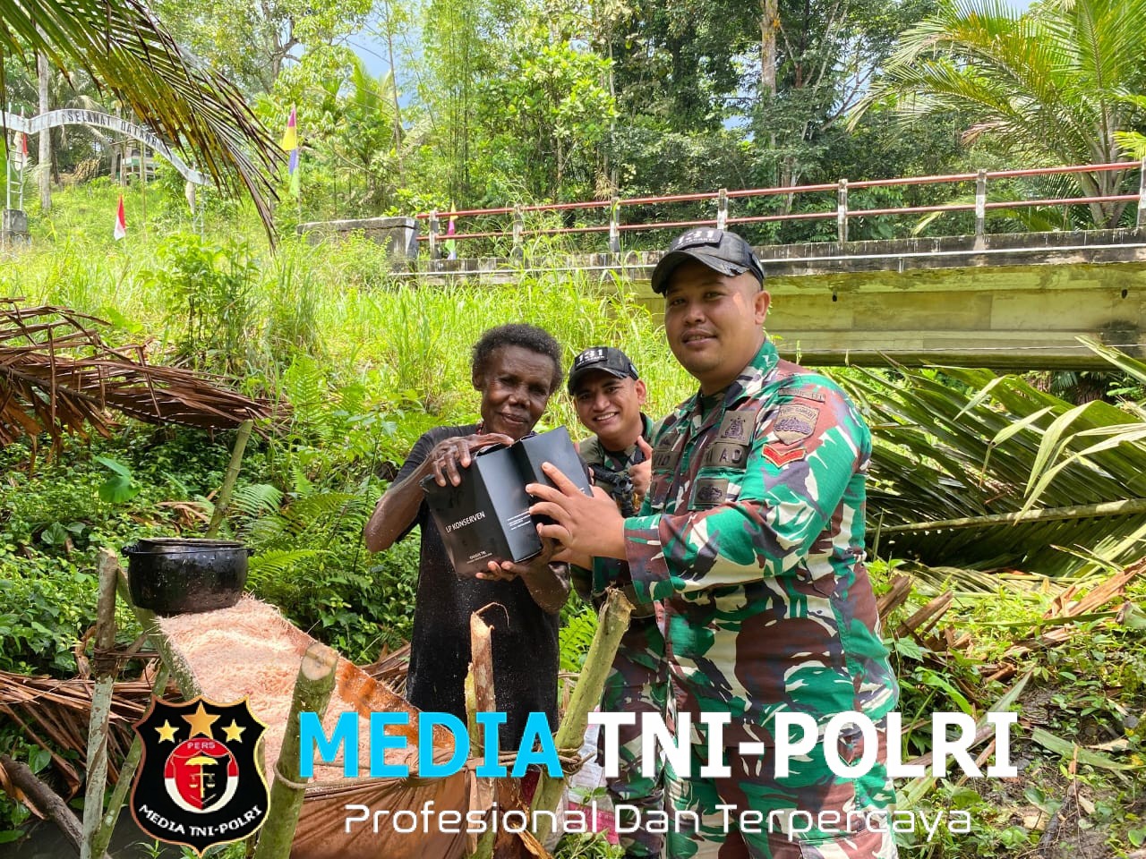 Satgas Yonif 131/Brajasakti Belajar dan Membantu Warga Wembi Membuat Sagu Tradisional