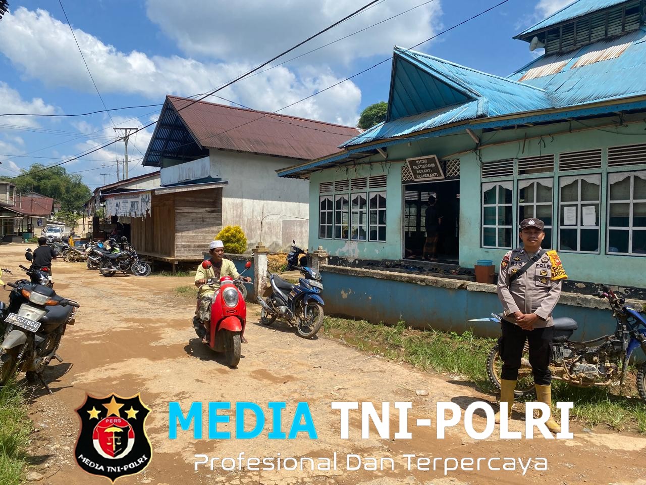 Anggota Piket Unit Samapta Polsek Meranti Amankan Sholat Jumat