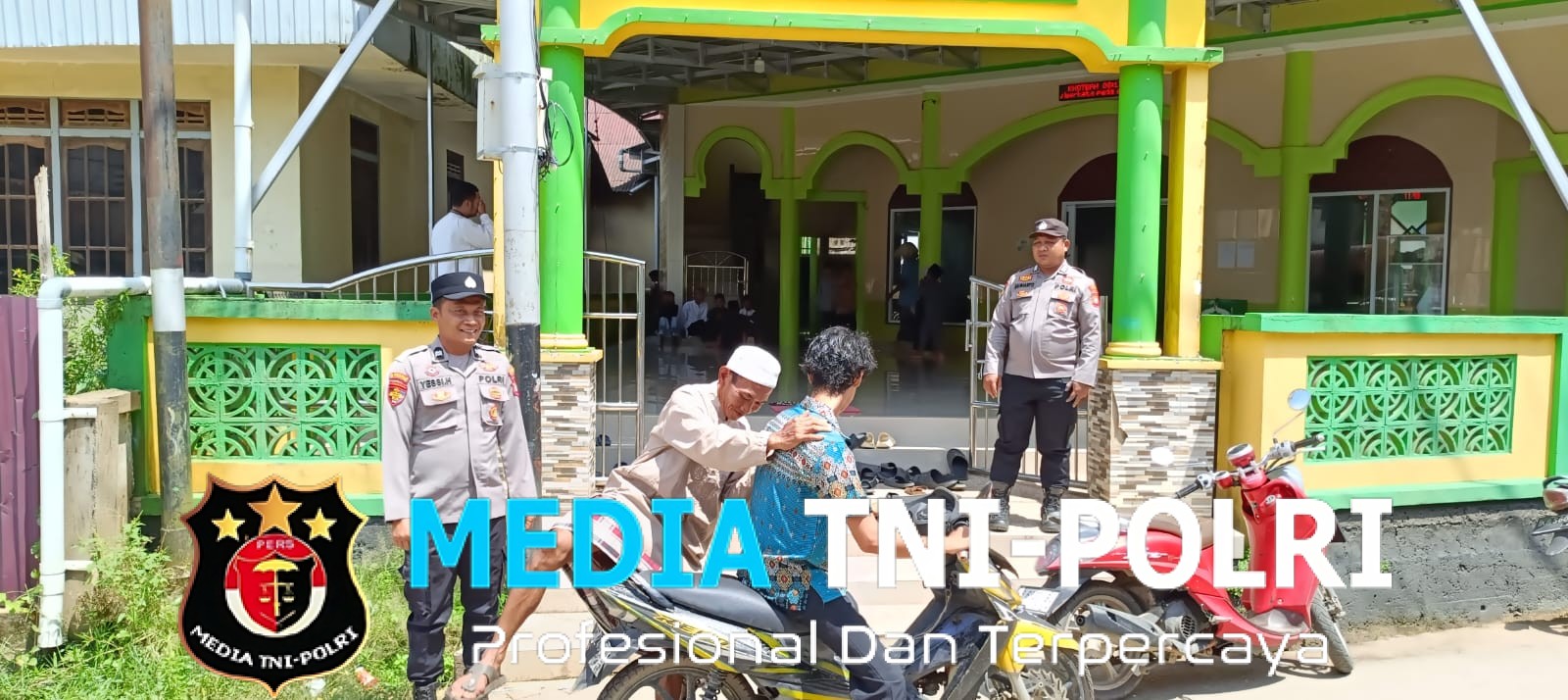Samapta Polsek Menyuke Berikan Pengamanan Terbaik Kepada Warga Yang Melaksanakan Sholat Jum’at