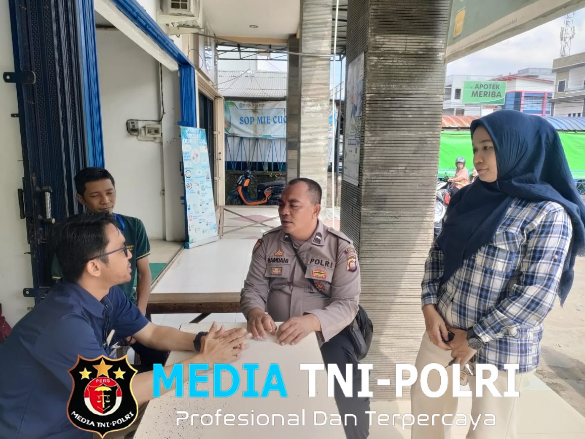 Patroli Siang Polsek Ngabang Menyambangi Warga Masyarakat Untuk Ciptakan Situasi Kamtibmas Yang Kondusif