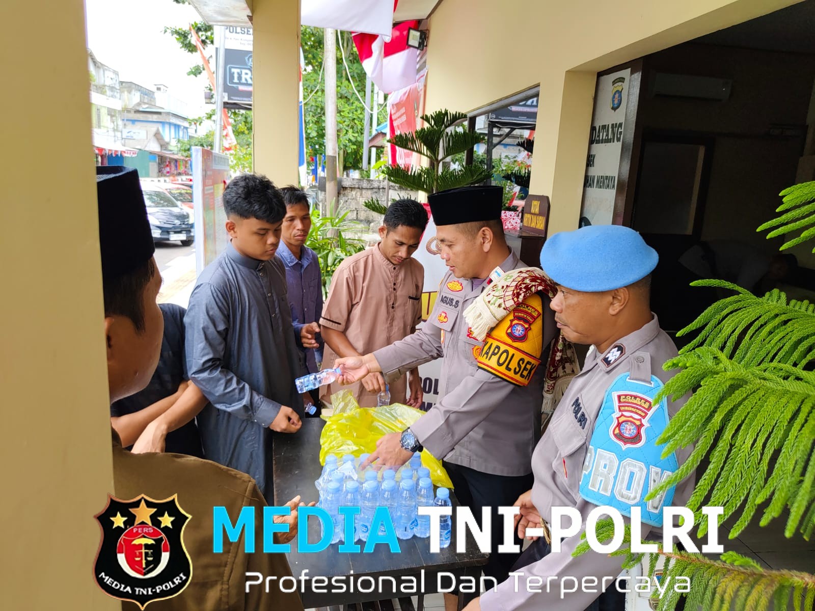 Program Jumat Berkah, Polsek KP. Mentaya Bagikan Snack dan Air Minum Kepada Jemaah Sholat Jumat