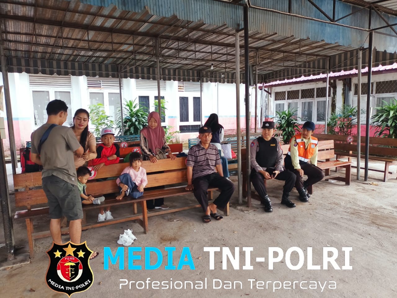 Piket Regu 3 Polsek KP Mentaya Sosialisasikan Layanan Polri 110 di Kawasan Pelabuhan Sampit