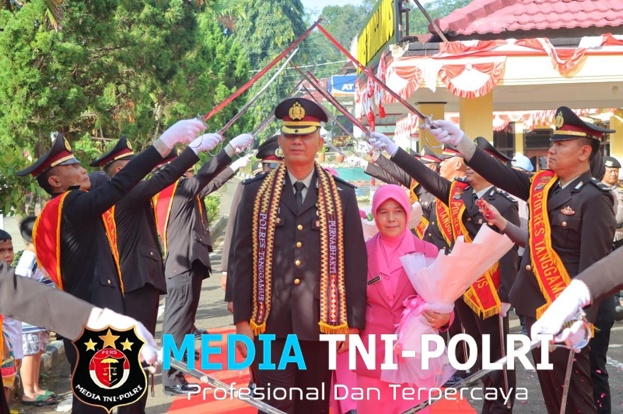 Dilepas Penuh Haru dan Pedang Pora, Kompol (Purn) Sarwani dan Dua Personel Polres Tanggamus Masuki Purnatugas