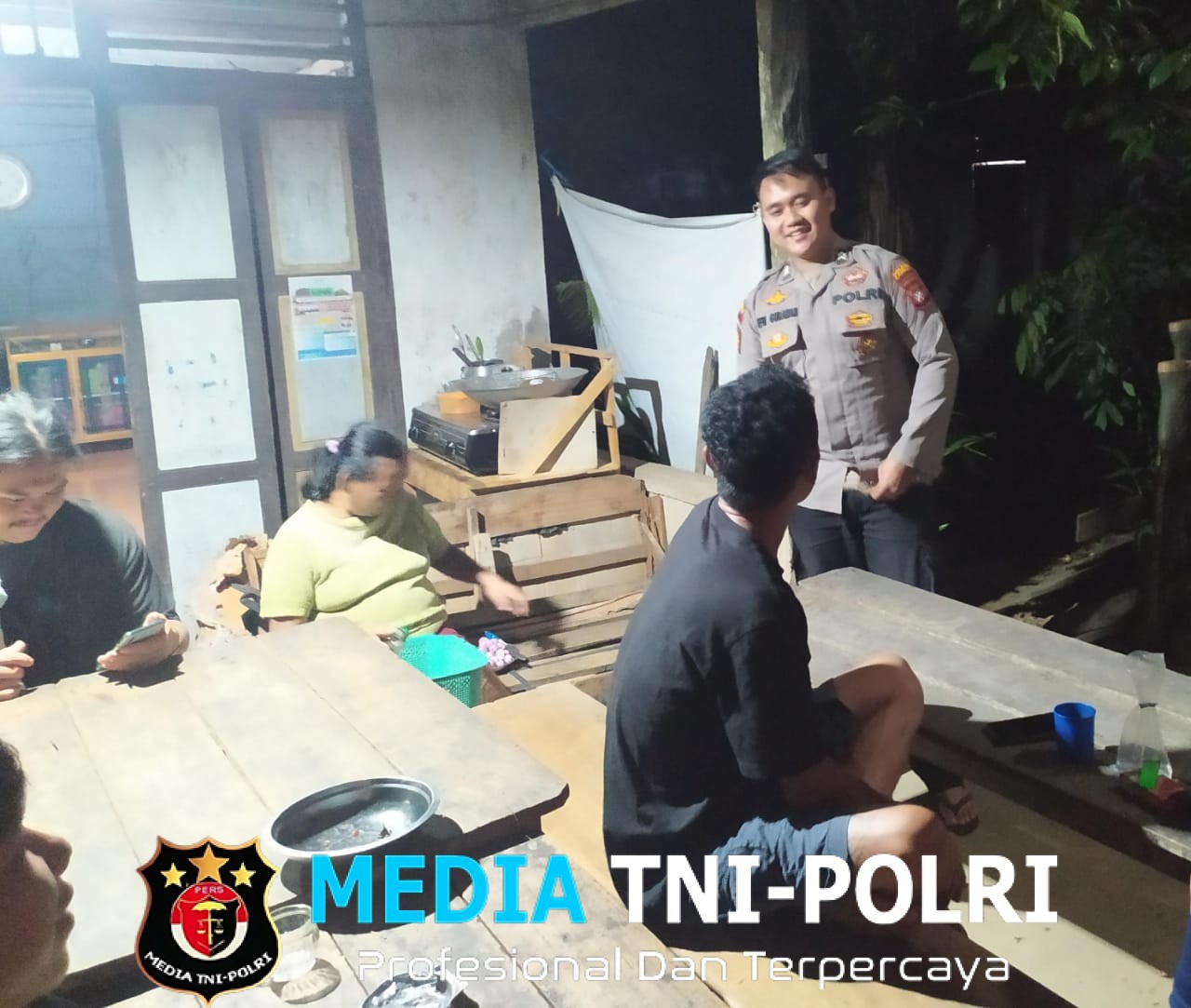 Cegah Terjadinya Gangguan Kamtibmas , Unit Patroli Polsek Mempawah Hulu Sambangi Warga