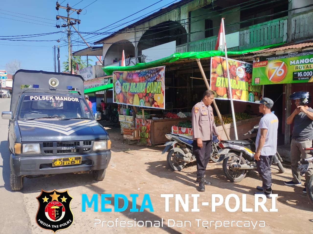 Polsek Mandor Gelar Patroli Siang, Dekatkan Diri dengan Warga