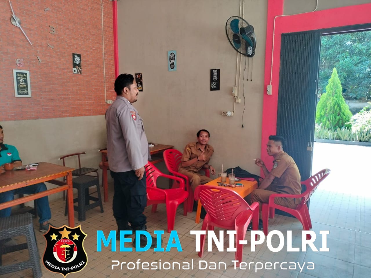 Petugas Piket Sambangi Warganya Dengan Berikan Himbauan Keamanan