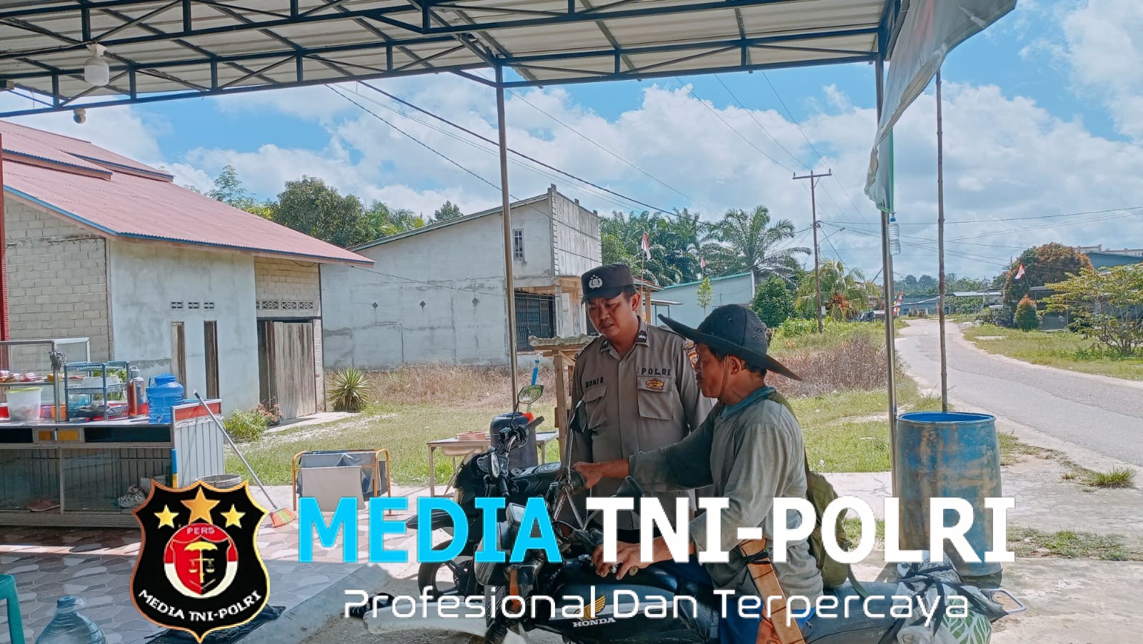 Sambangi Warga, Personel Polsek Kuala Behe Ajak Warga Bersama Jaga Kamtibmas yang Kondusif