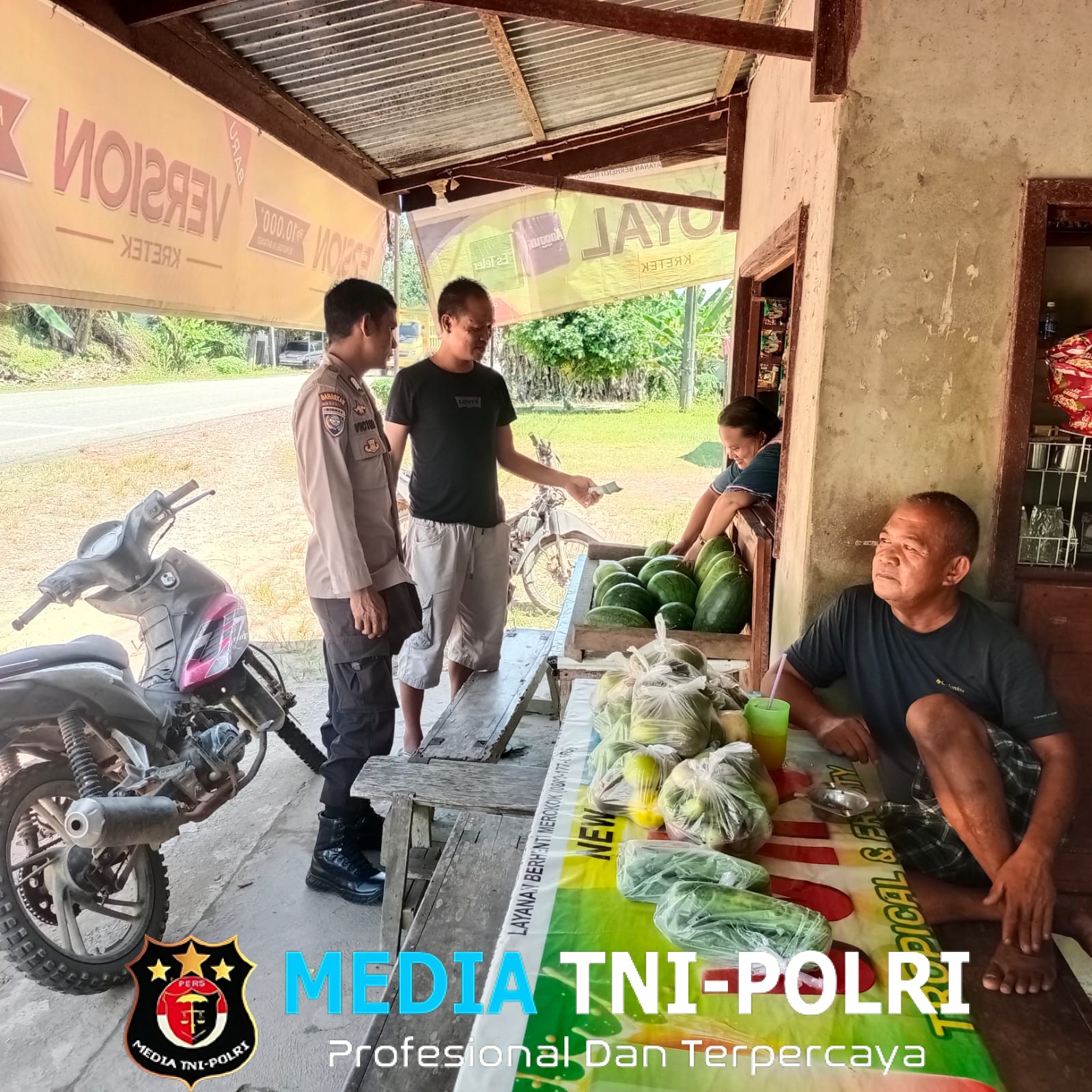 Polsek Ngabang dan Polsubsektor Jelimpo Laksanakan kegiatan Patroli Dialogis Untuk Ciptakan Situasi Aman Kondusif