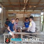 Bhabinkamtibmas Polsek Sebangku Aipda Mamok Raharjo Sambangi Warga Meski di Hari Libur