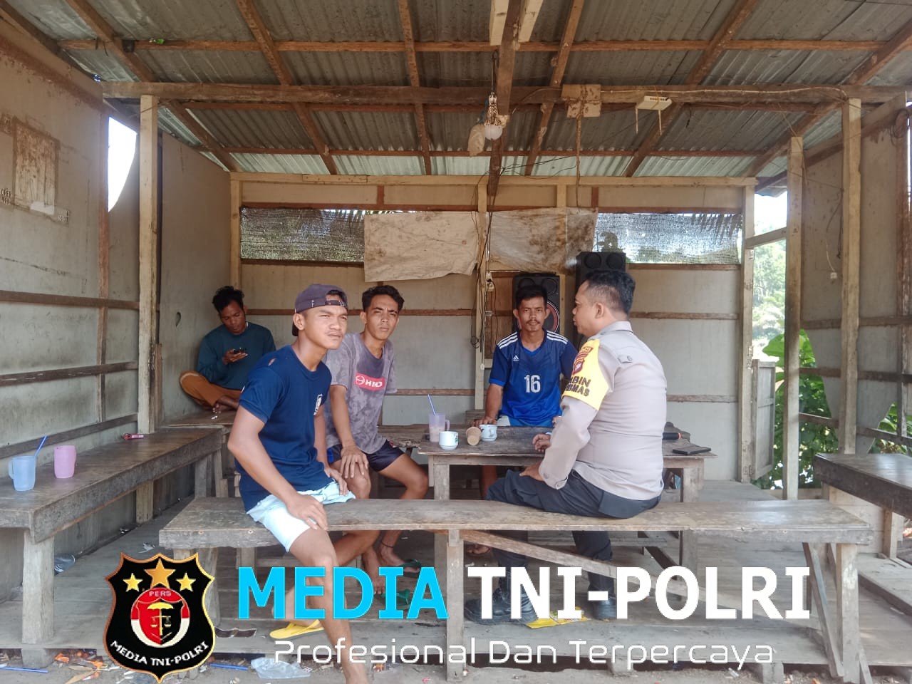 Bhabinkamtibmas Polsek Sebangku Aipda Mamok Raharjo Sambangi Warga Meski di Hari Libur