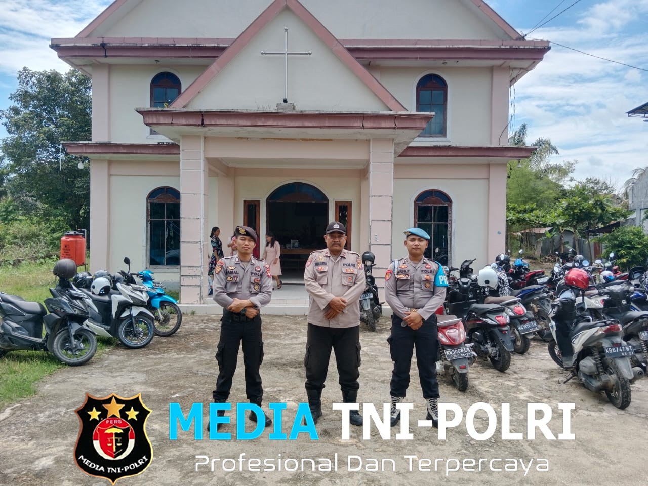 Personil Polsek Ngabang Laksanakan Kegiatan Pengamanan Di Gereja GKBI El Shaddai Situasi Terpantau Kondusif