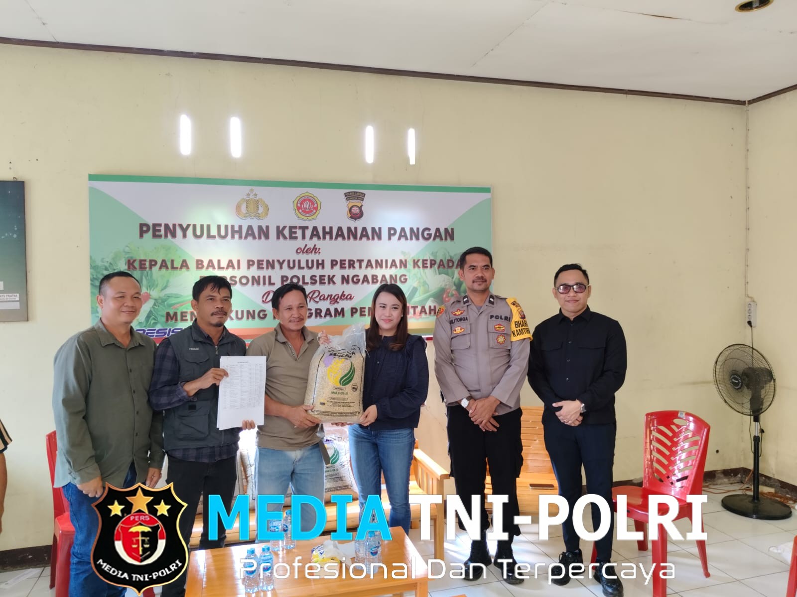 Bhabinkamtibmas Polsubsektor Jelimpo Hadiri Penyerahan Bantuan Bibit Padi Unggul INFARI 32 HDB dari Anggota DPR RI