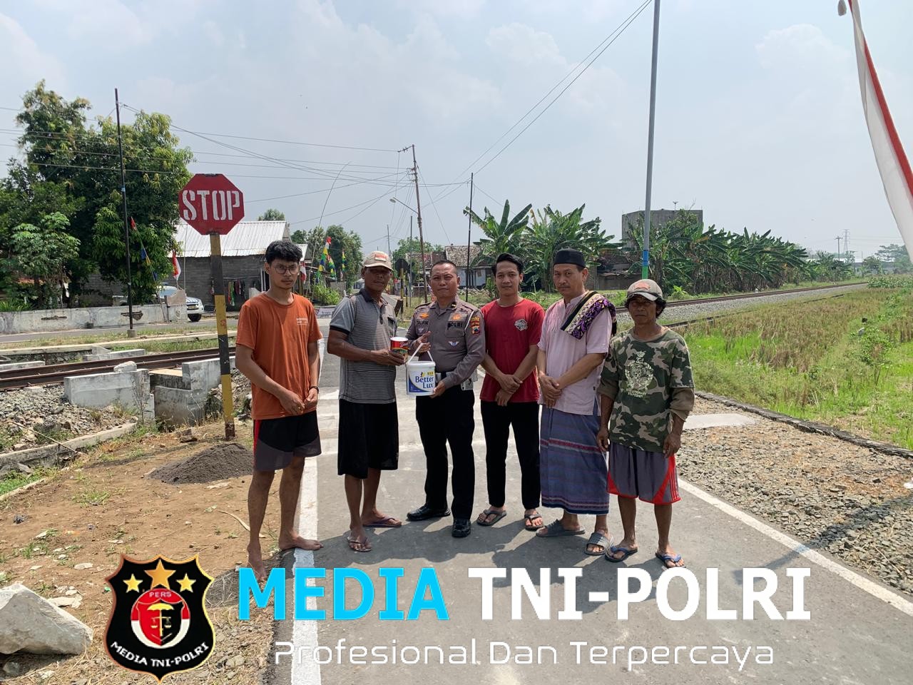 Antisipasi Kecelakaan, Sat Lantas Polres Wonogiri Pasang Polisi Tidur di Perlintasan Tanpa Palang Pintu