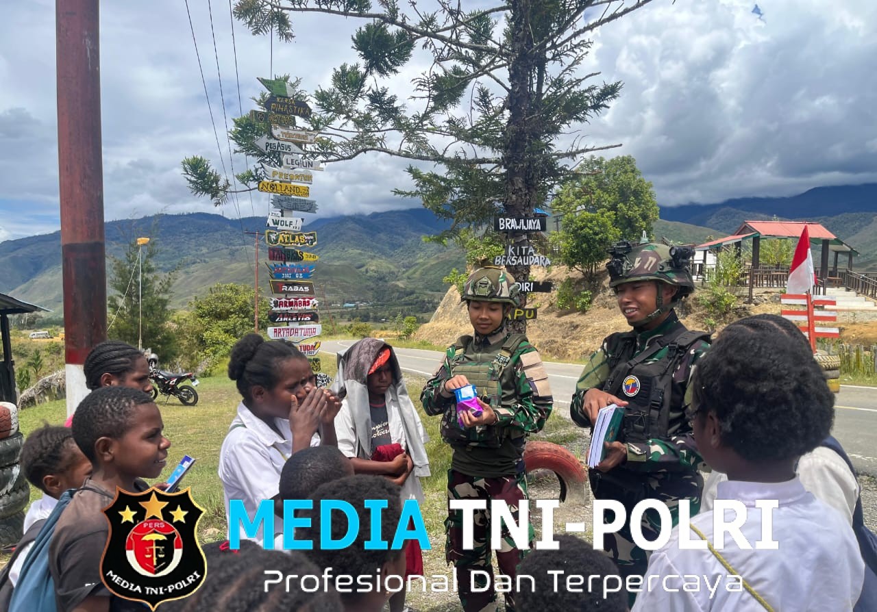 Bagikan Buku dan Alat Tulis Satgas Yonif 521/DY Untuk Anak Papua Cerdas di Distrik Napua