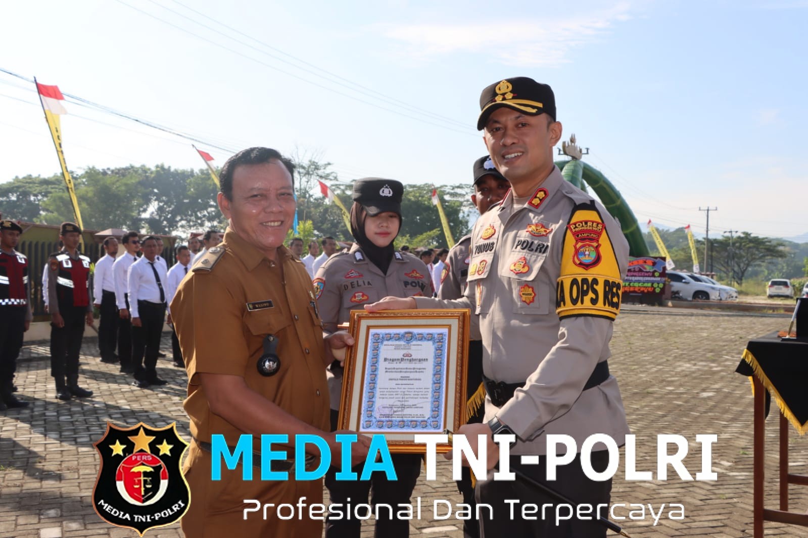 Kapolres Pringsewu Berikan Penghargaan kepada Personel Polri dan Masyarakat