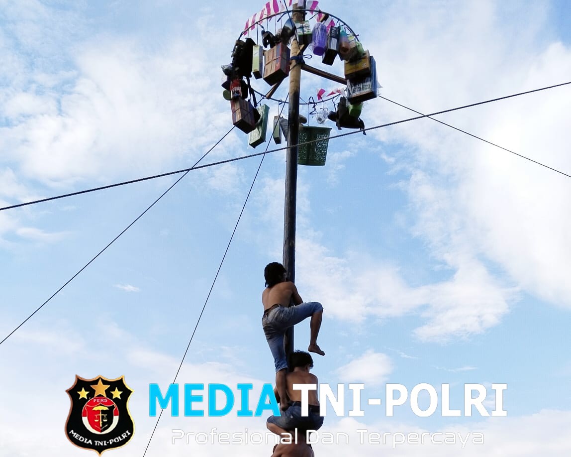 Meriahnya Lomba Panjat Pinang Khas 17-an Persembahan YK Grup di Sampit