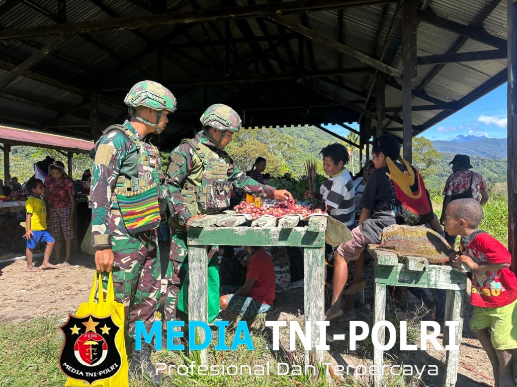 Memborong Hasil Bumi Warga Satgas Yonif 521/DY Wujud Kepedulian untuk Meningkatkan Ekonomi Masyarakat Distrik Apalapsili