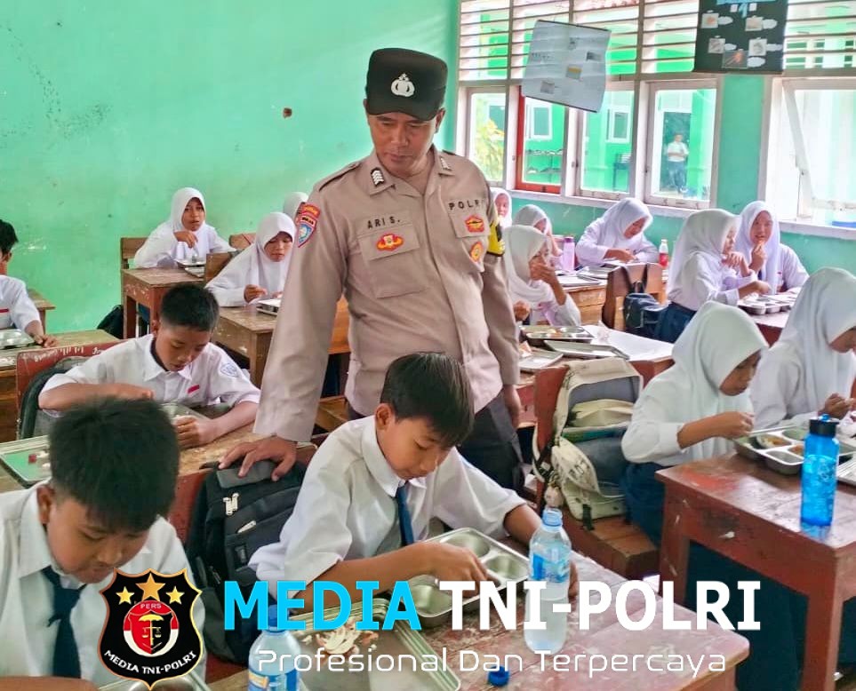 Bhabinkamtibmas Polsek Seputih Banyak Monitoring Pemberian Makan Bergizi Gratis di Sekolah-Sekolah