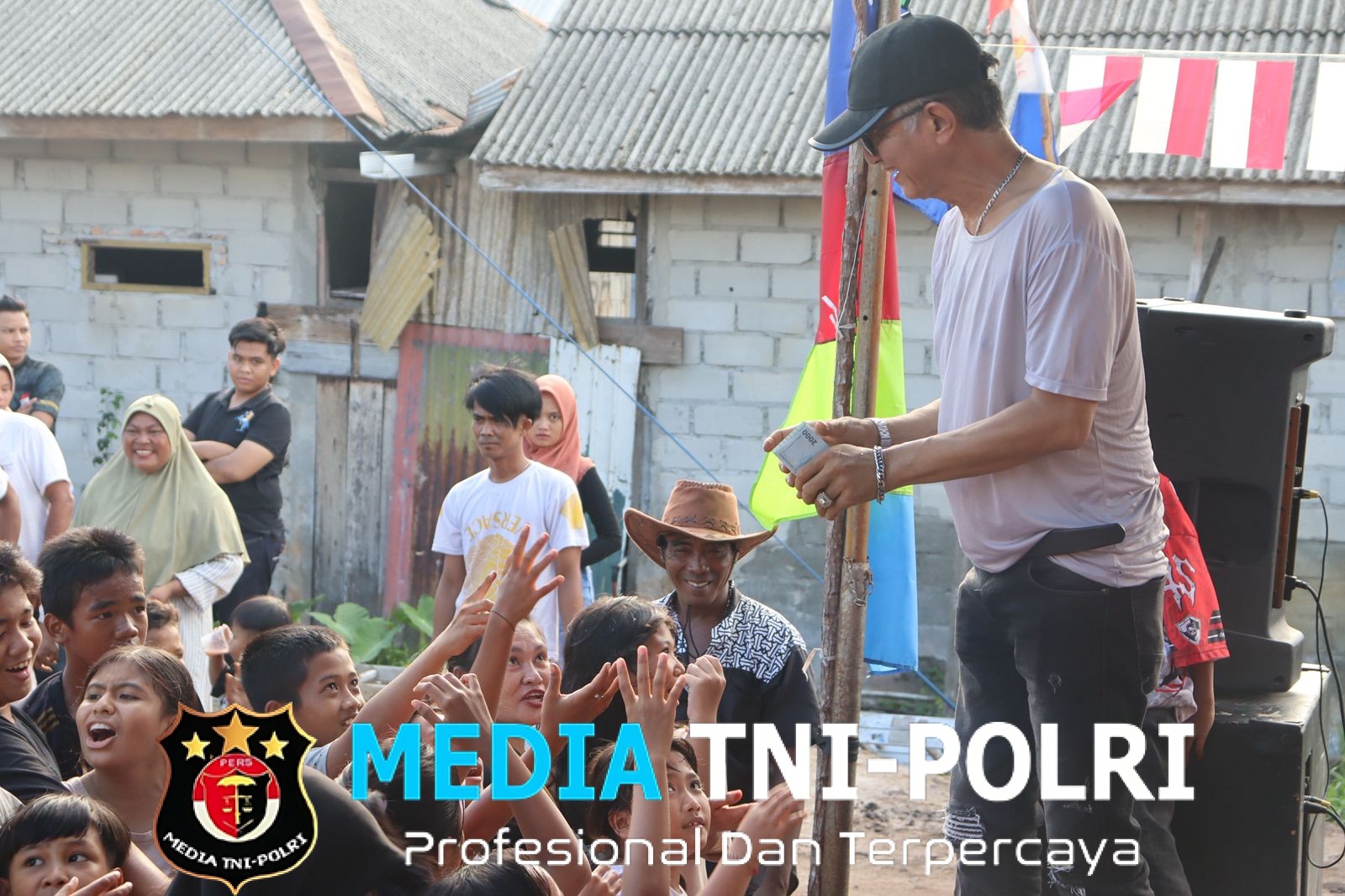 Hadiah Besar, Hiburan Musik, Saweran hingga Bakso Gratis di Panjat Pinang YK Grup