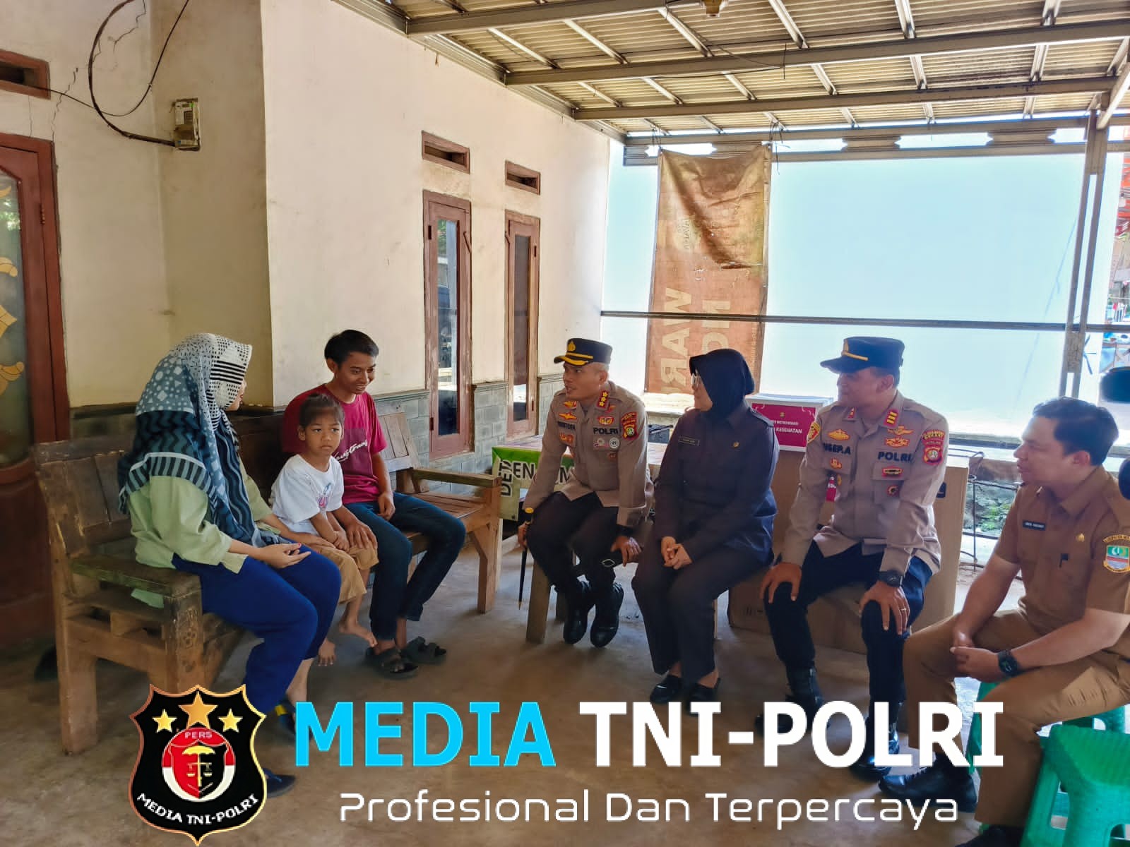 Kapolres Metro Bekasi Gelar Bakti Kesehatan, Serahkan Kursi Roda untuk Warga Cibening