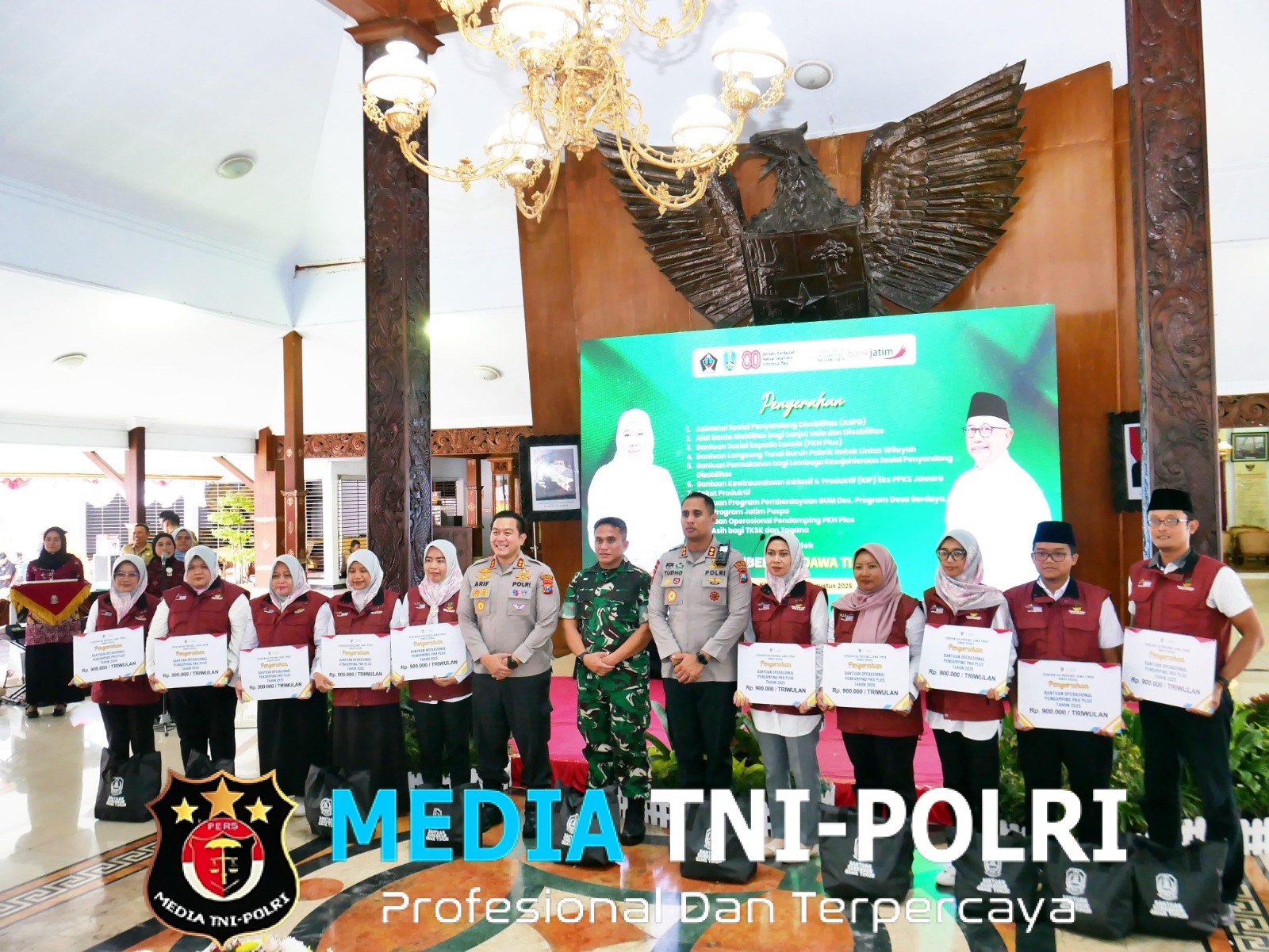 Dandim 0808 Bersama Forkopimda Dampingi Gubernur Jatim Dalam Gerakan Pangan Murah Di Wilayah Blitar