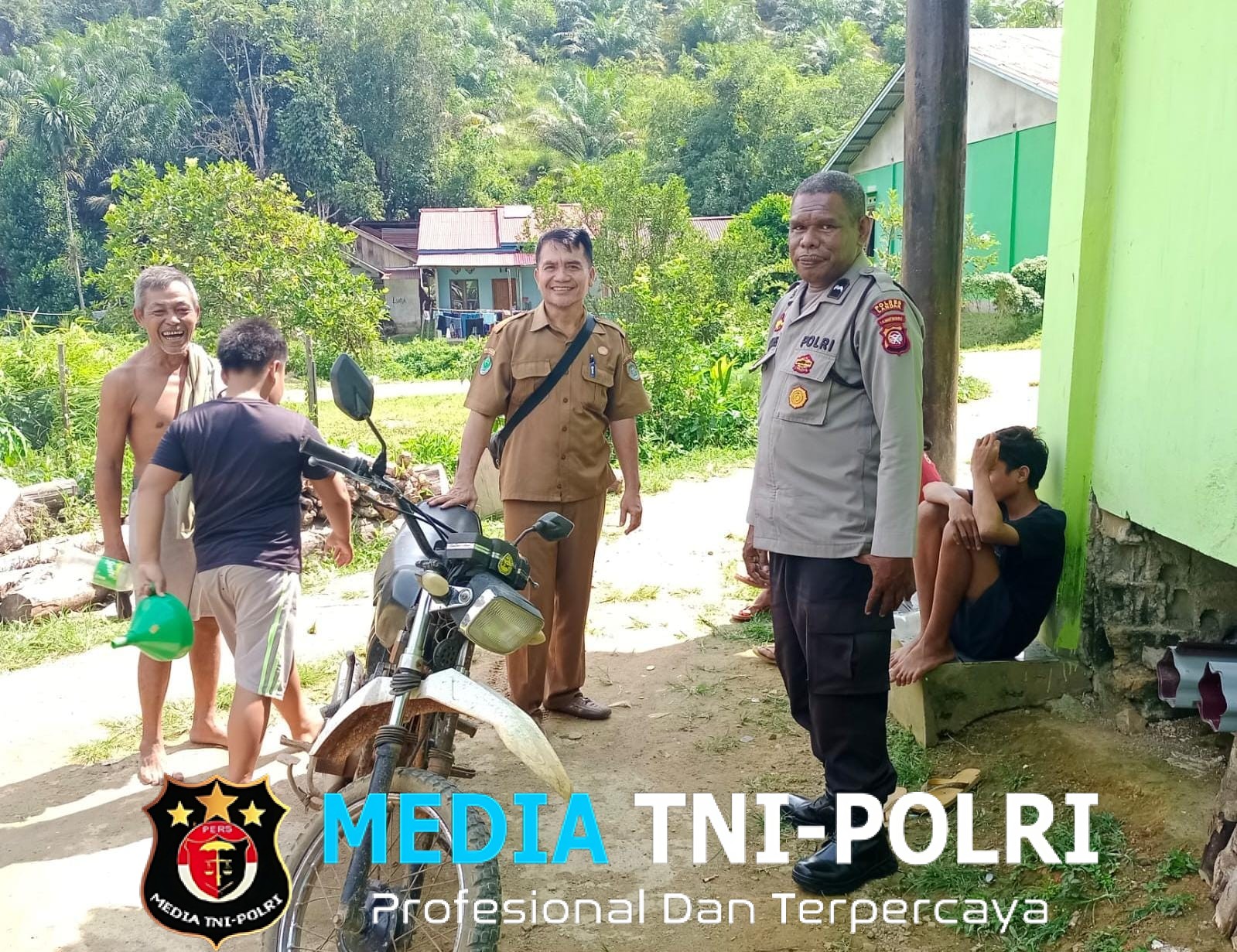 Bercengkrama Bersama Masyarakat Sambil Berpatroli Dialogis Oleh Personil Polsubsektor Jelimpo Polsek Ngabang