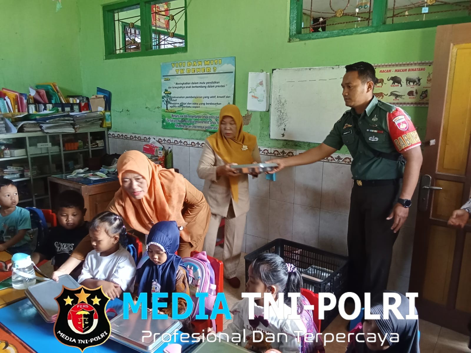 Babinsa Dampingi Pendistribusian Makanan Sehat Bergizi di Sekolah Upaya Tingkatkan Kesehatan Generasi Muda