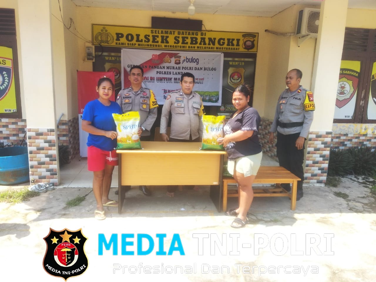 Ringankan Beban Masyarakat, Polri dan Bulog Laksanakan Gerakan Pangan Murah di Sebangki