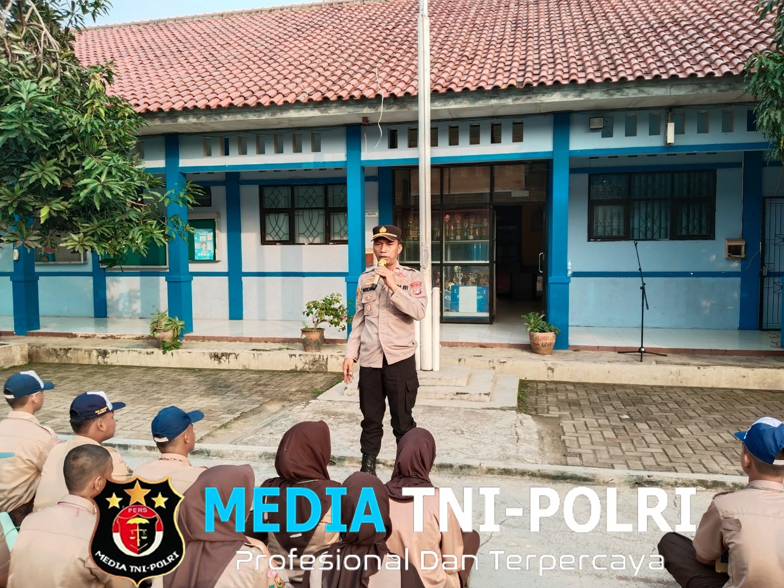 Polsek Cibarusah Polres Metro Bekasi Gelar Police Go To School, Berikan Himbauan kepada Siswa SMK1N Cibarusah