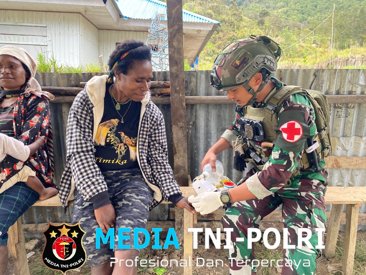 Demi Sehat, Warga Olelki Tempuh 1,5 Km Menuju Pos Mayuberi Satgas Yonif 700/WYC