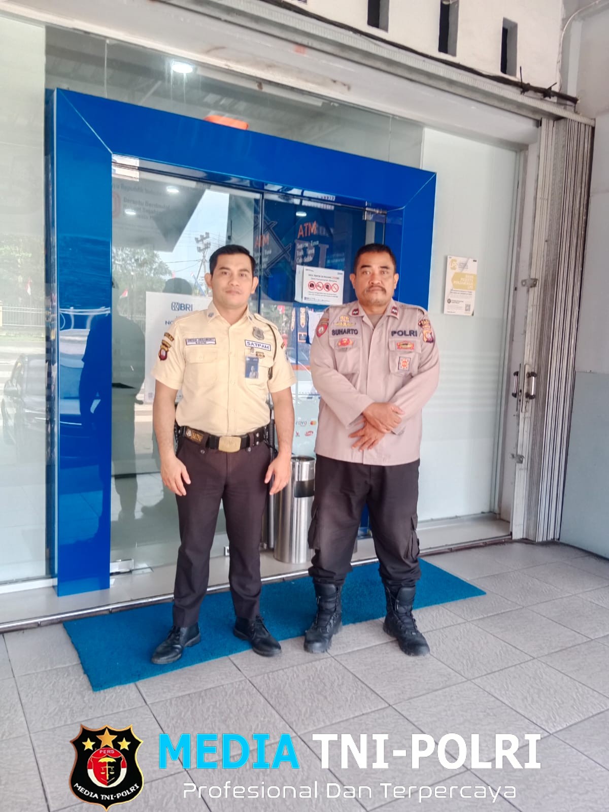 Personil Polsek Ngabang Melaksanakan Kegiatan Patroli di Pusat Perbelanjaan dan Perbankan