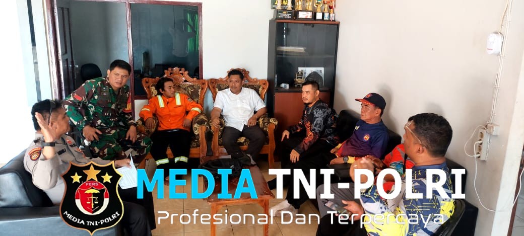 Bersama Satgas, Babinsa 1015-07/Parenggean Cek Tempat Penampungan Air dan Sosialisasi Karhutla