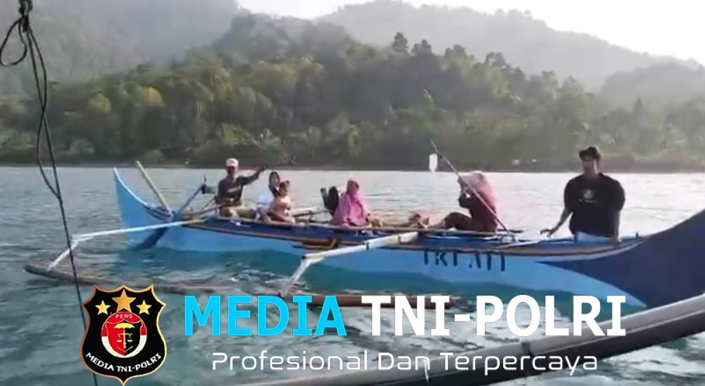 Aksi Kemanusiaan Polsek Pematang Sawa, Selamatkan Perahu Bawa Pasien Sakit yang Mogok 1 Jam di Tengah Laut