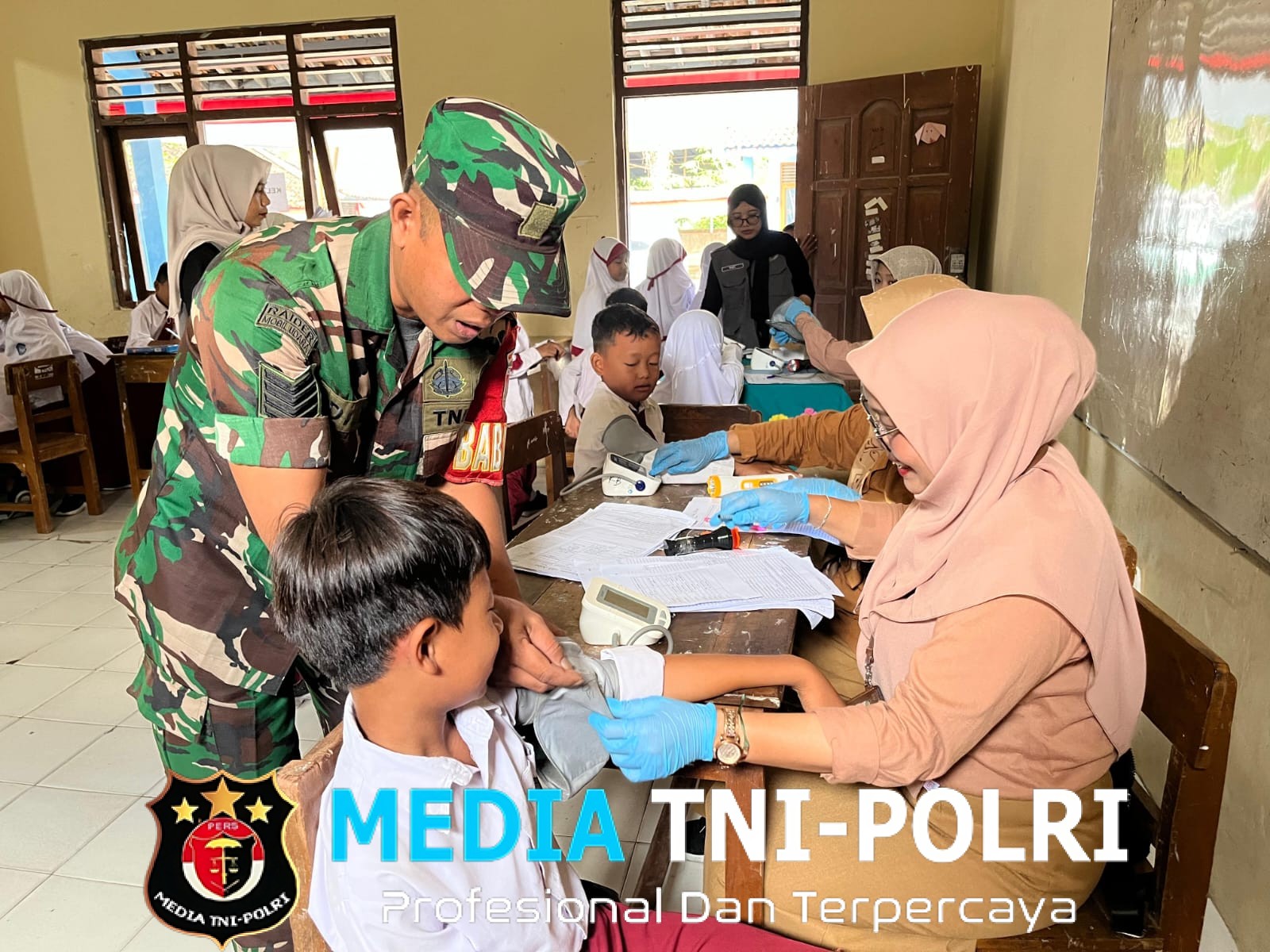 Babinsa Sambi Dampingi Imunisasi, Anak-Anak Jadi Lebih Berani Disuntik