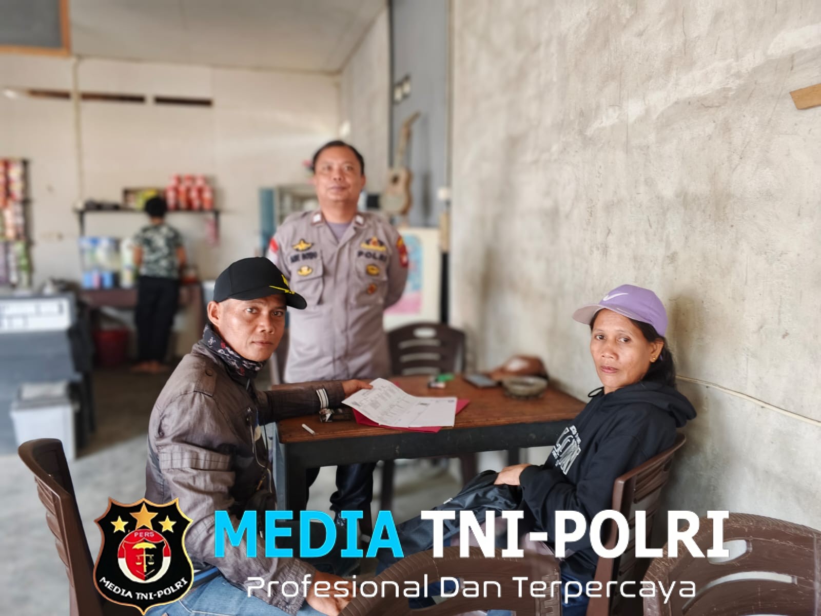 Lewat Patroli Siang, Polsek Sengah Temila Perkuat Keakraban dengan Masyarakat