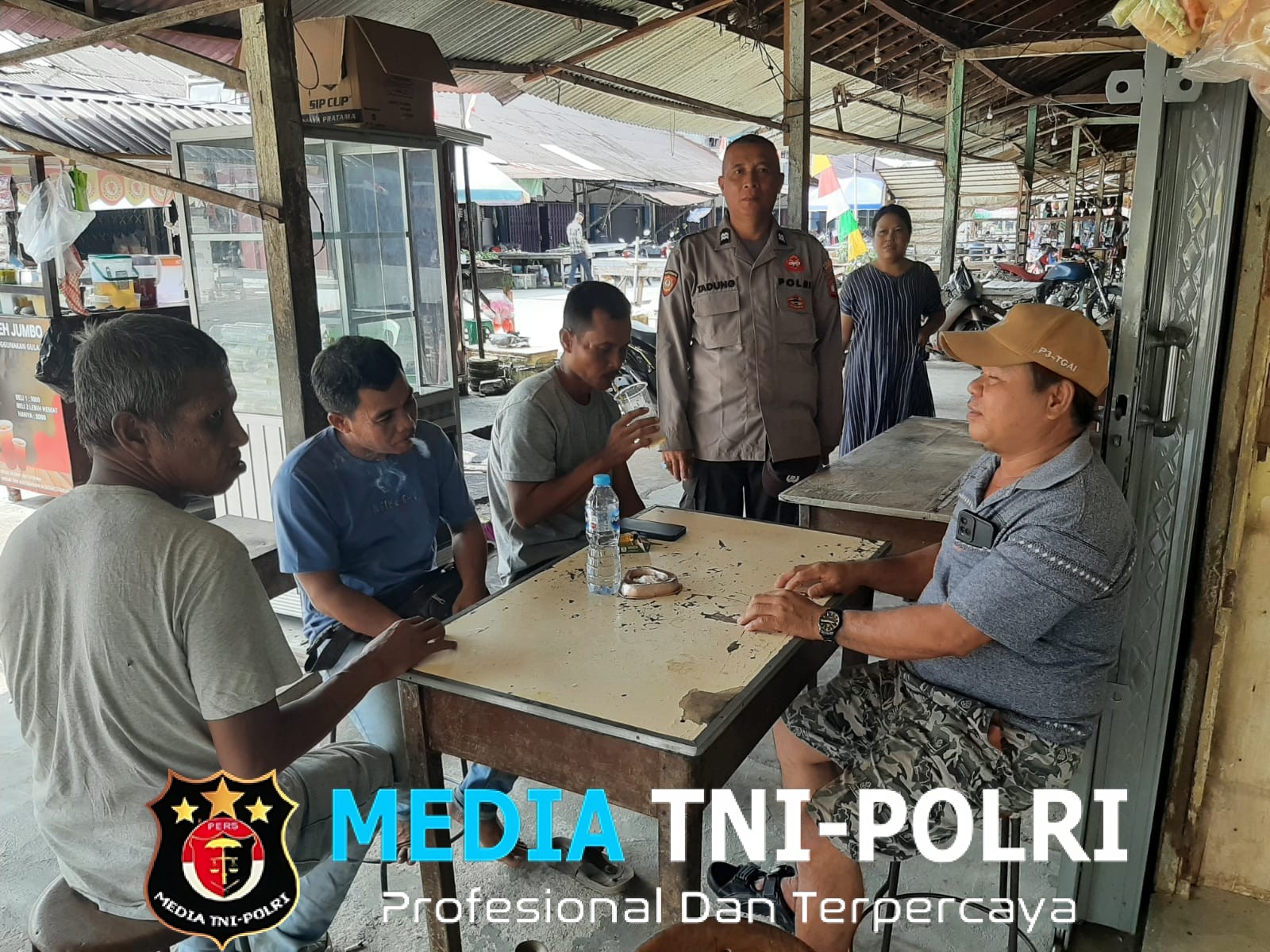 Cegah Kejahatan, Polsek Mandor Intensifkan Patroli di Tempat Nongkrong Warga