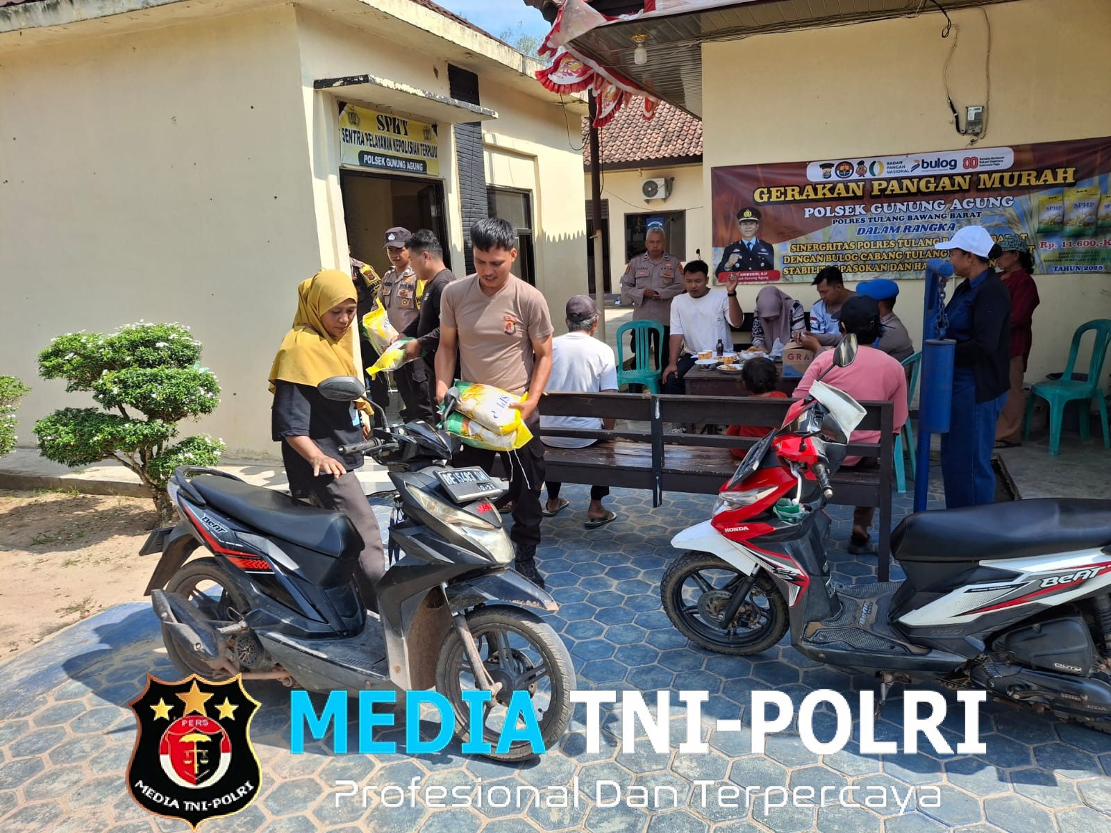 Polsek Gunung Agung Gelar Gerakan Pangan Murah di Mapolsek, Sediakan 2 Ton Beras untuk Warga