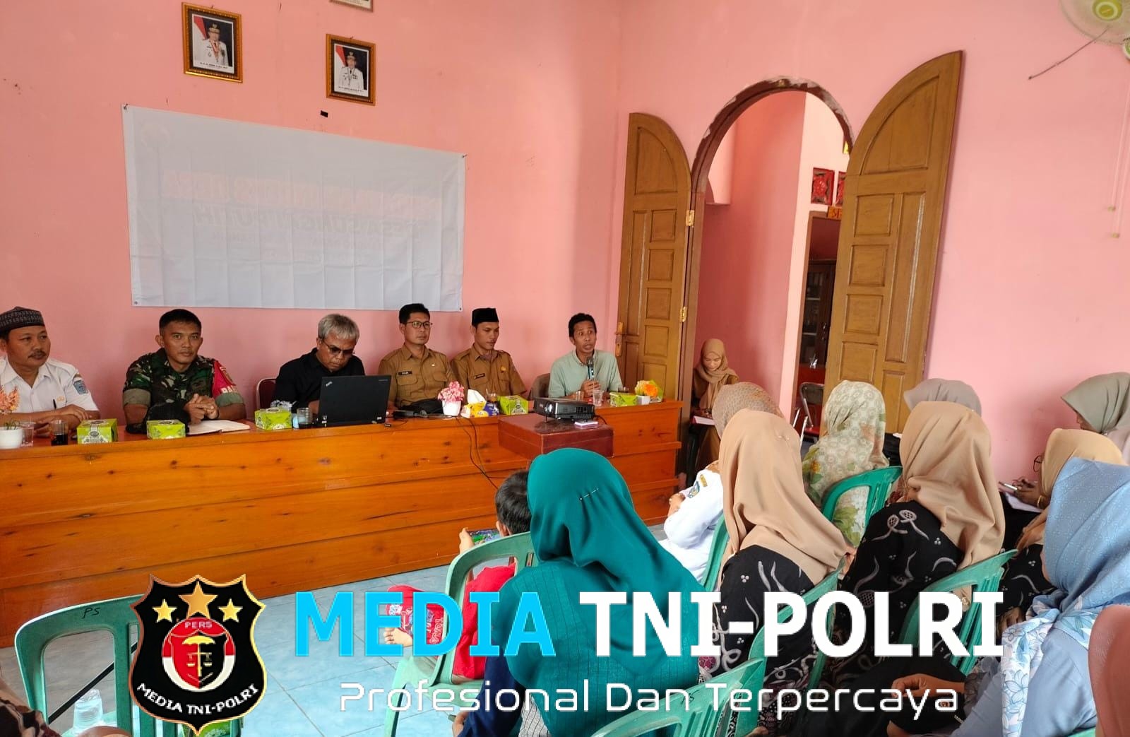 Babinsa dan Perangkat Desa Gelar Rapat Sosialisasi Kebersihan dan Keamanan Lingkungan, Ingatkan Bahaya Karhutla