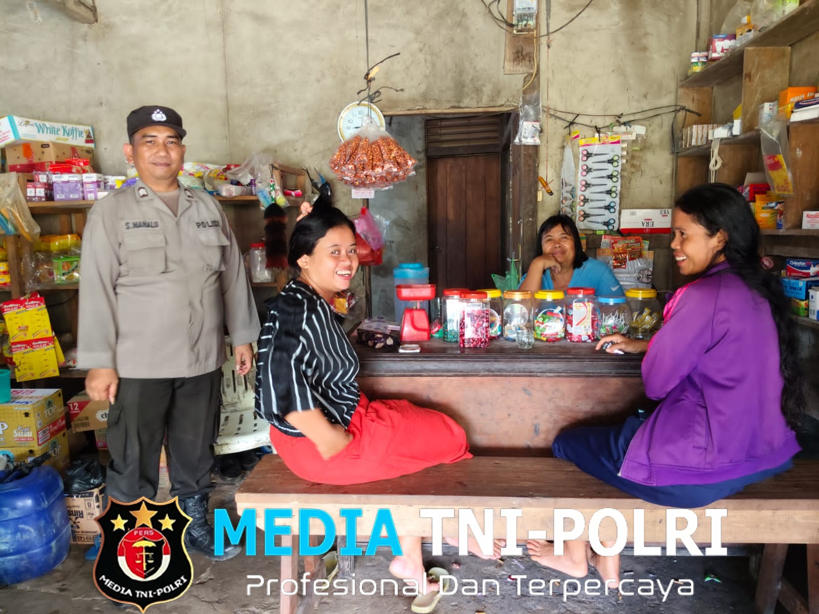 Polisi dan Warga Ngopi Bareng, Patroli Siang Jadi Lebih Bersahabat