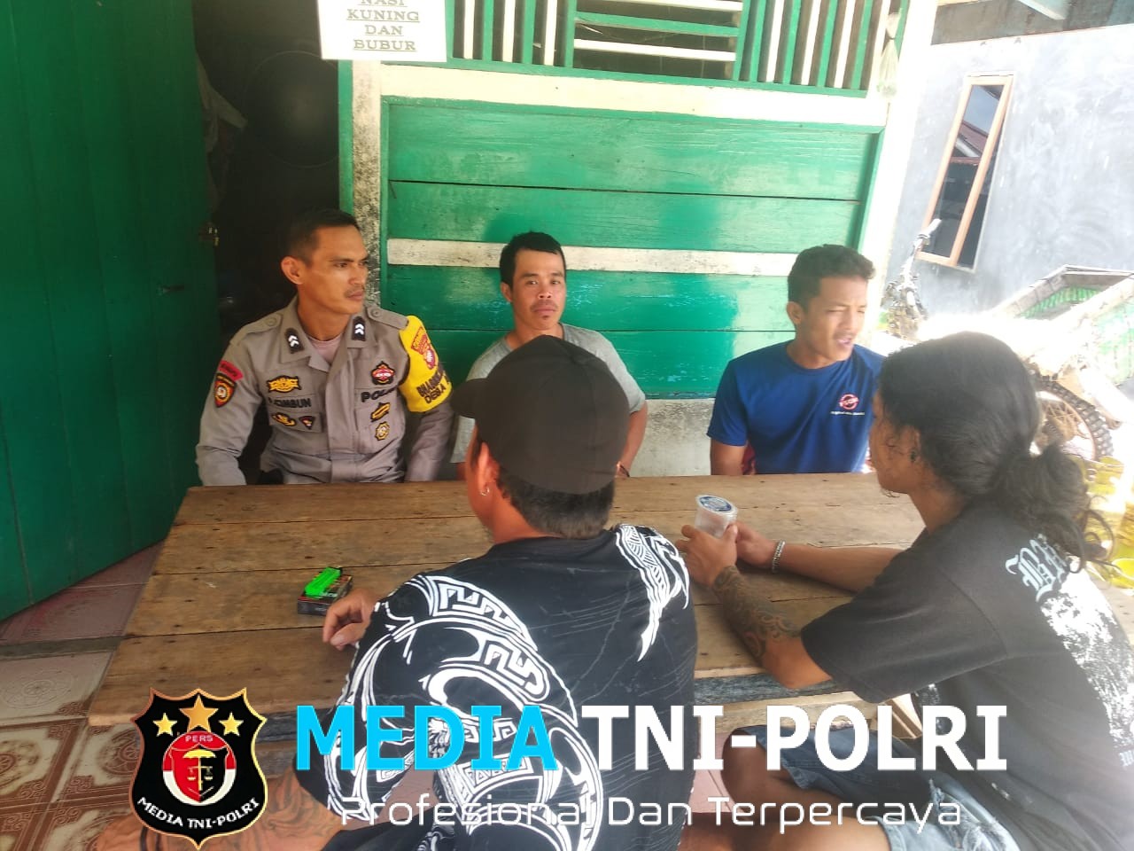 Suasana Hangat, Bhabinkamtibmas Polsek Sebangki Sapa Warga dengan Santai