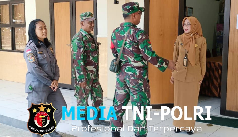 Babinsa Kratonan Ngobrol Santai dengan Kepala Sekolah di Sela Kegiatan Belajar Mengajar