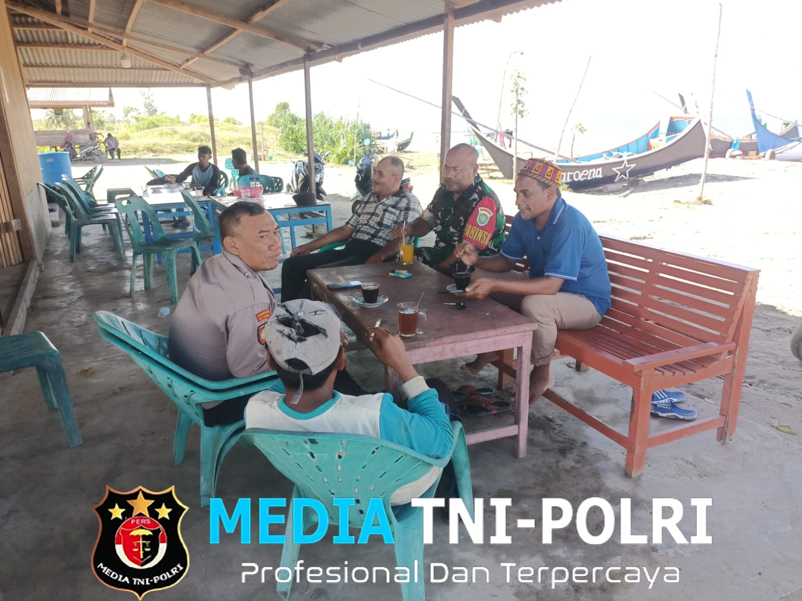 Babinsa dan Bhabinkamtibmas Tanyakan Hasil Tangkapan Ikan Warga Pesisir Desa Bangka Jaya