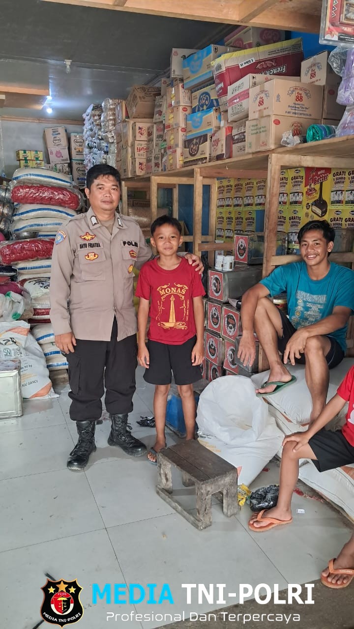 Personil Polsubsektor Jelimpo Laksanakan Patroli Dialogis Untuk Ciptakan Situasi Kamtibmas Kondusif