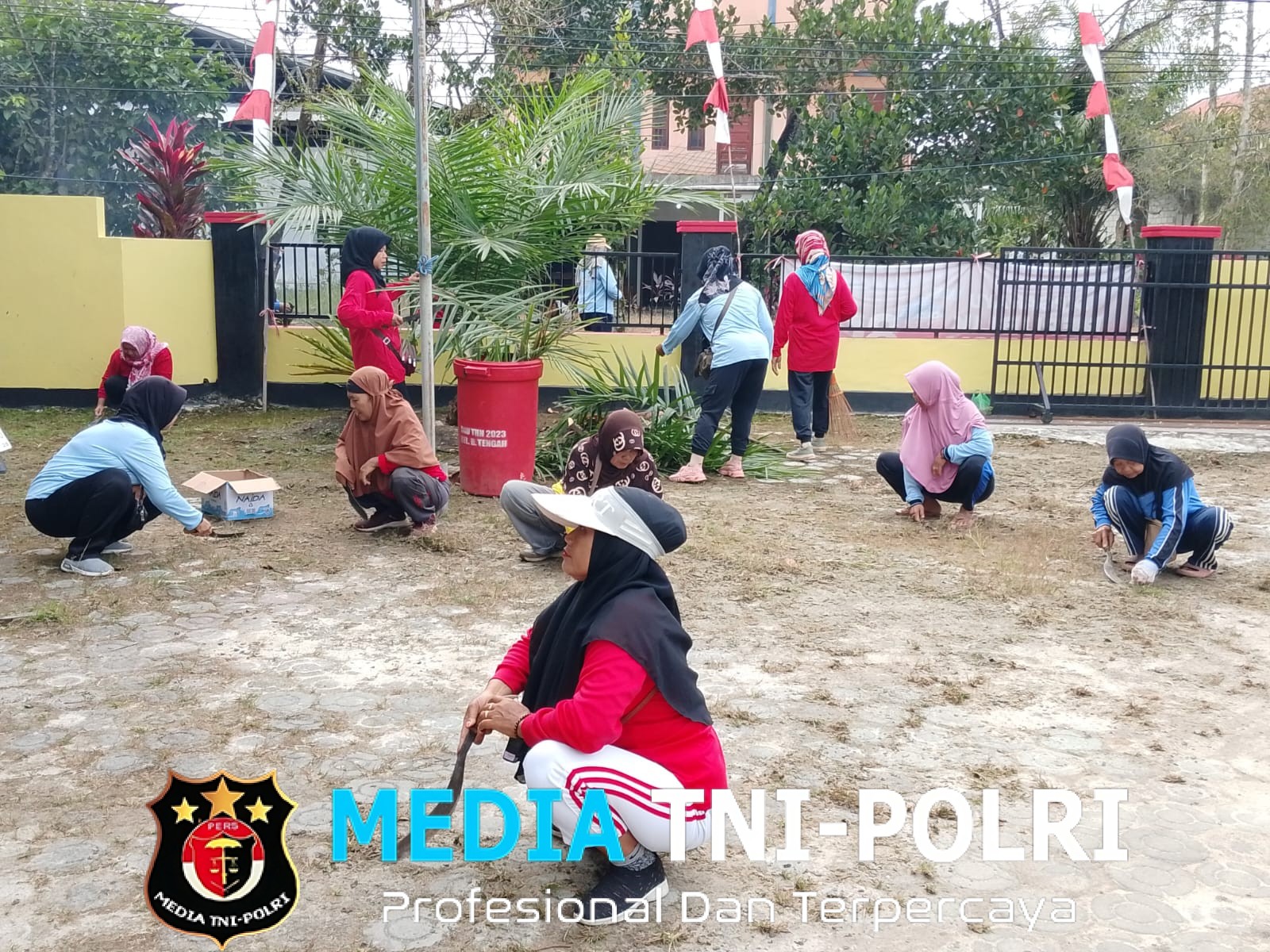 Kelurahan Baamang Tengah Gelar Jum’at Bersih di Lingkungan Kantor Kelurahan