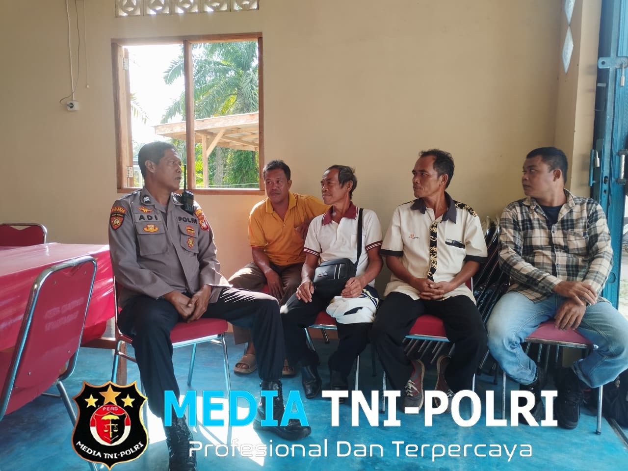 Sambang Warga, Polsek Mandor Bangun Kedekatan Lewat Patroli Siang