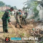 Babinsa Koramil Ampel Ajak Warga Gladaksari Kompak Bersihkan Jalan Desa